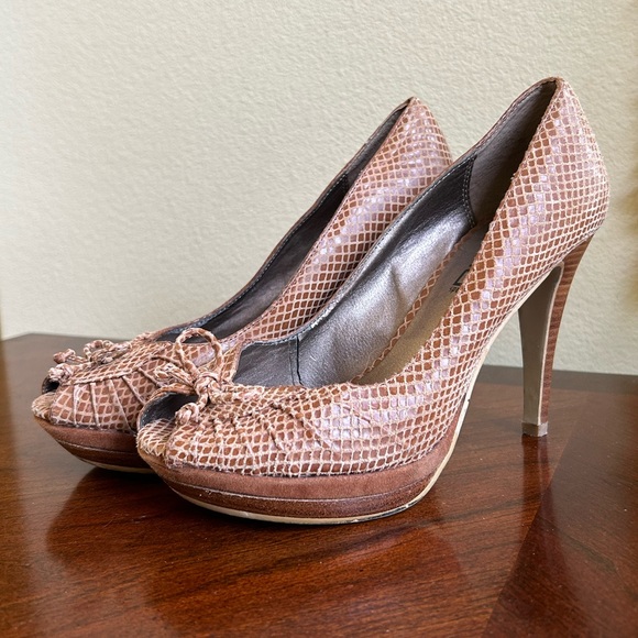 Moda tan snake skin pattern peep toe small platform heels with bow details - Picture 1 of 8